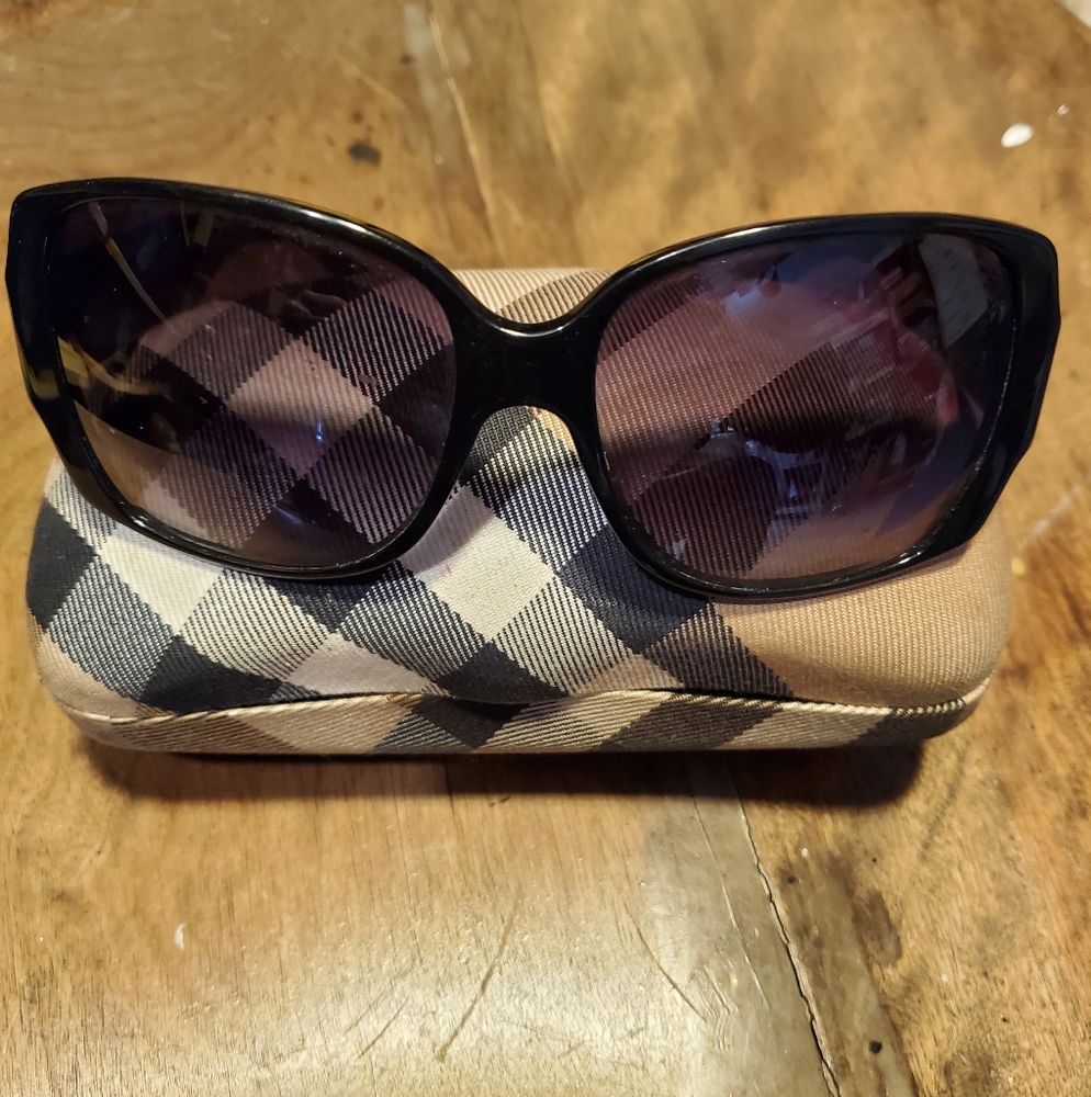 BURBERRY B Square Motif Sunglasses with Original Case